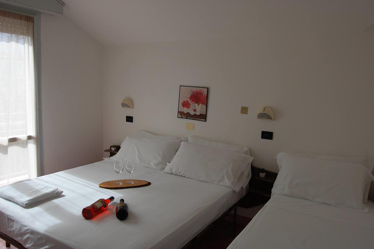 Hotel Flores Riccione Bagian luar foto