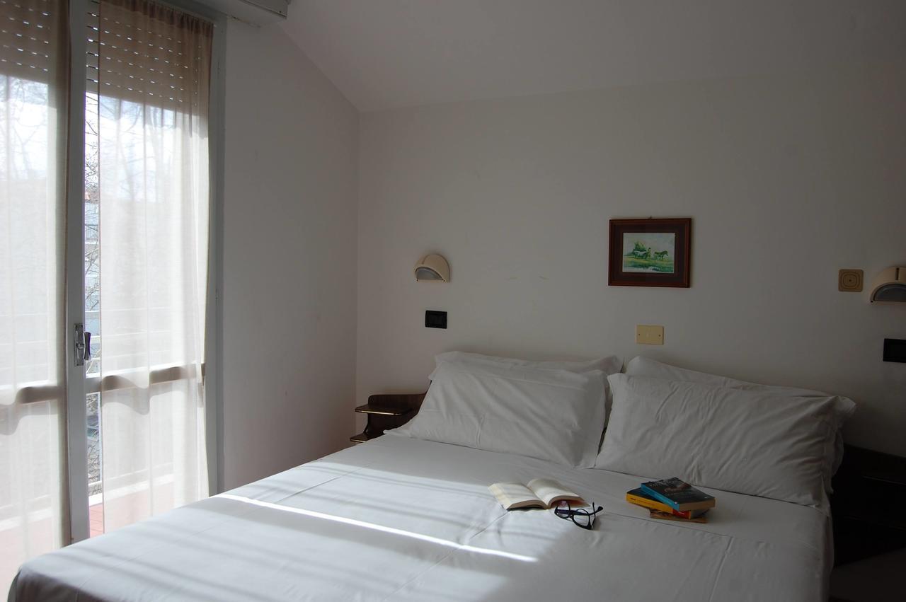 Hotel Flores Riccione Bagian luar foto