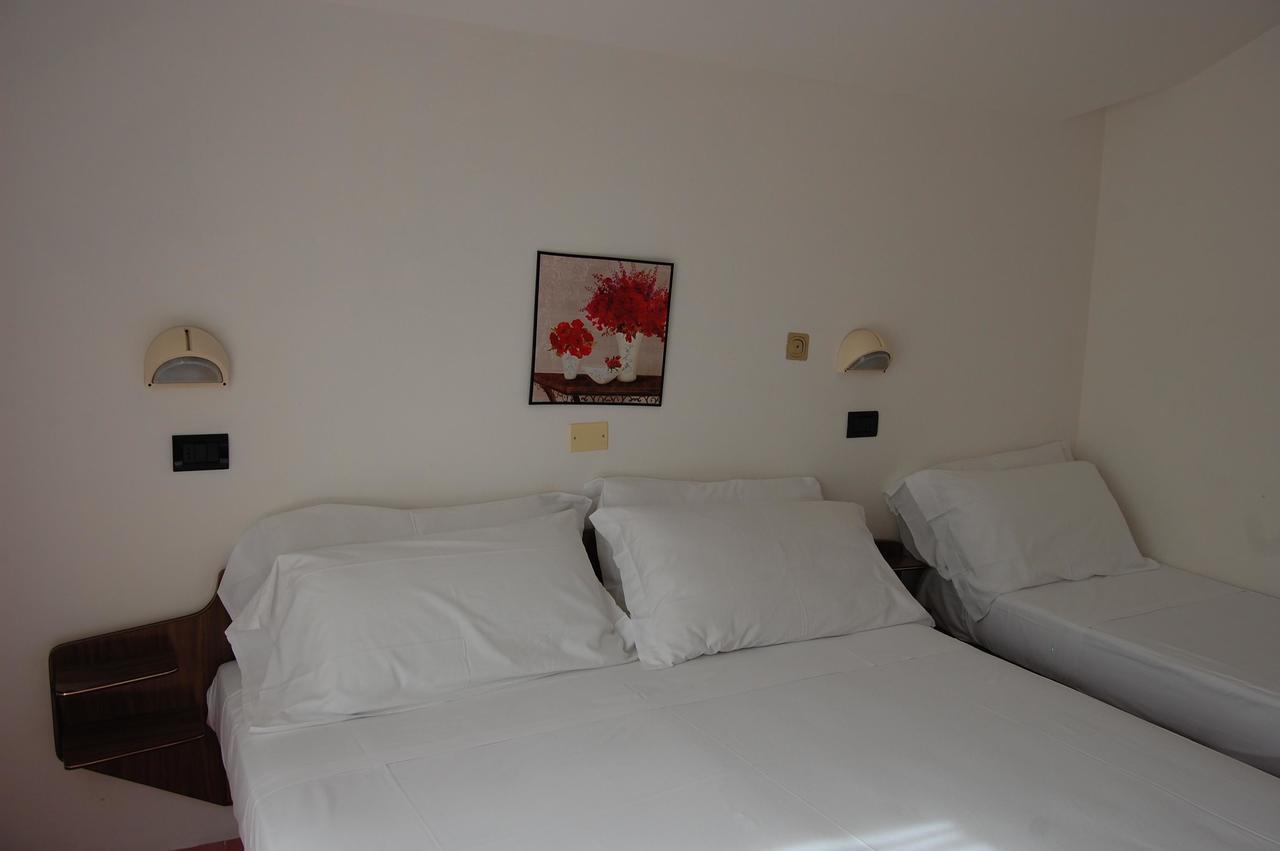 Hotel Flores Riccione Bagian luar foto