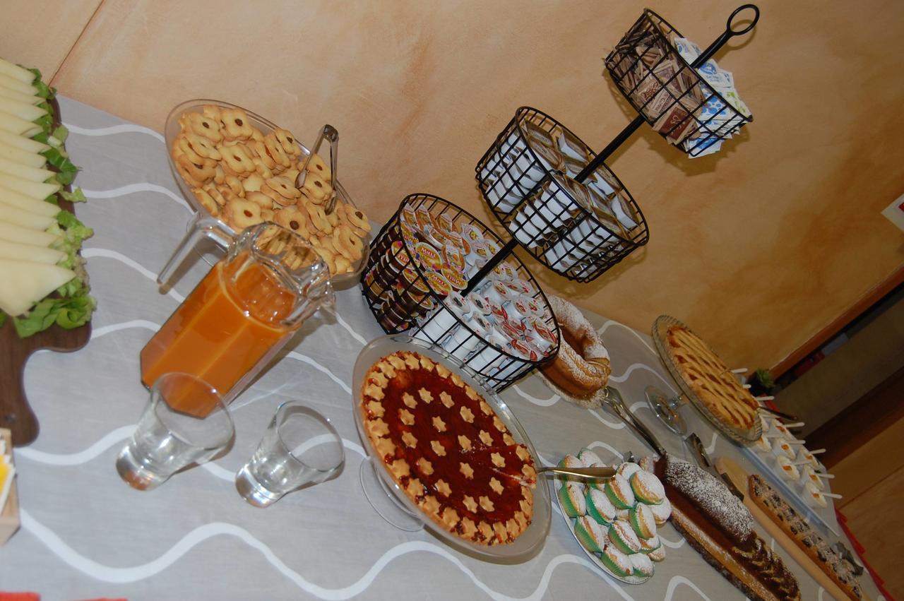 Hotel Flores Riccione Bagian luar foto