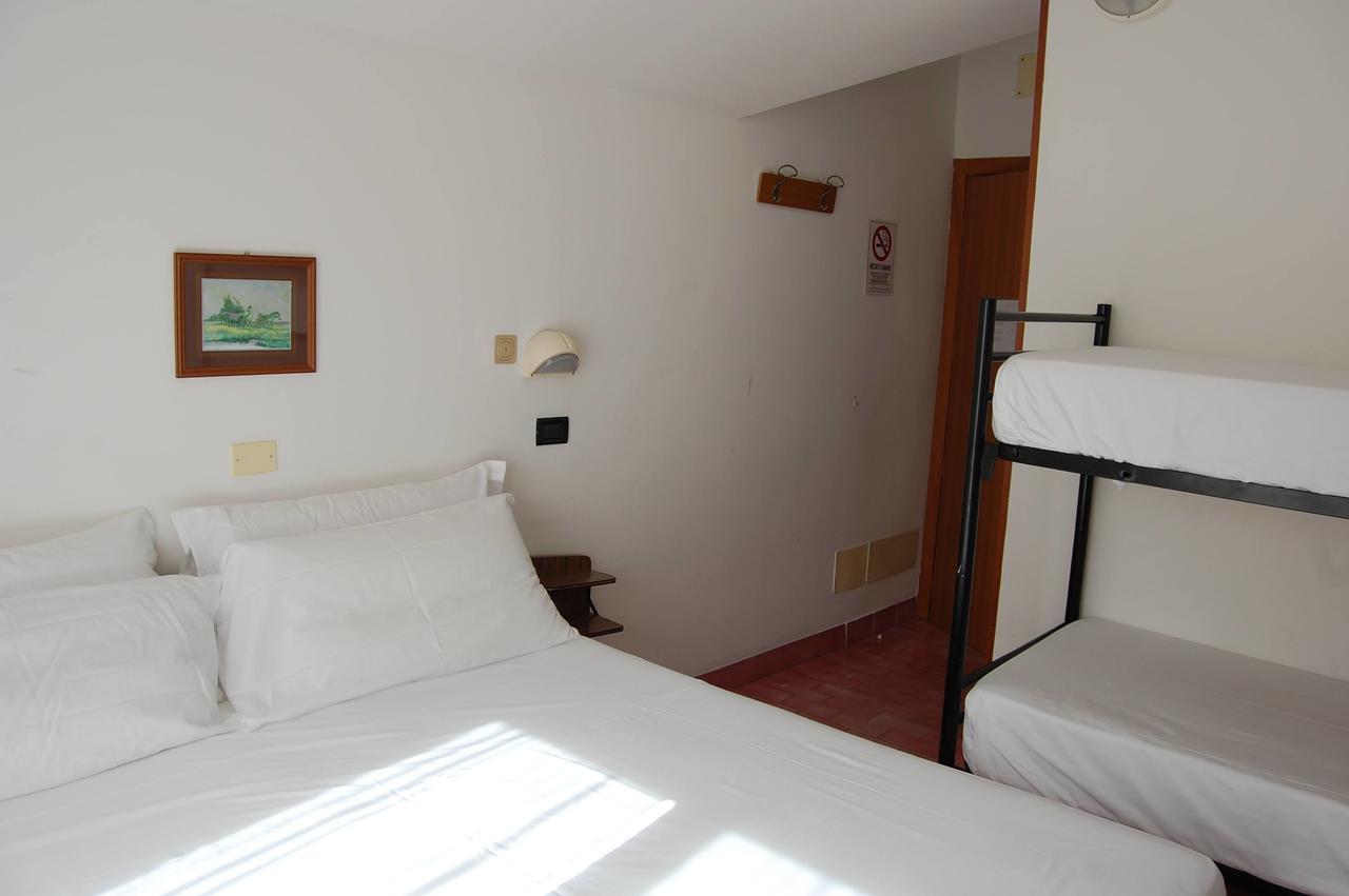 Hotel Flores Riccione Bagian luar foto