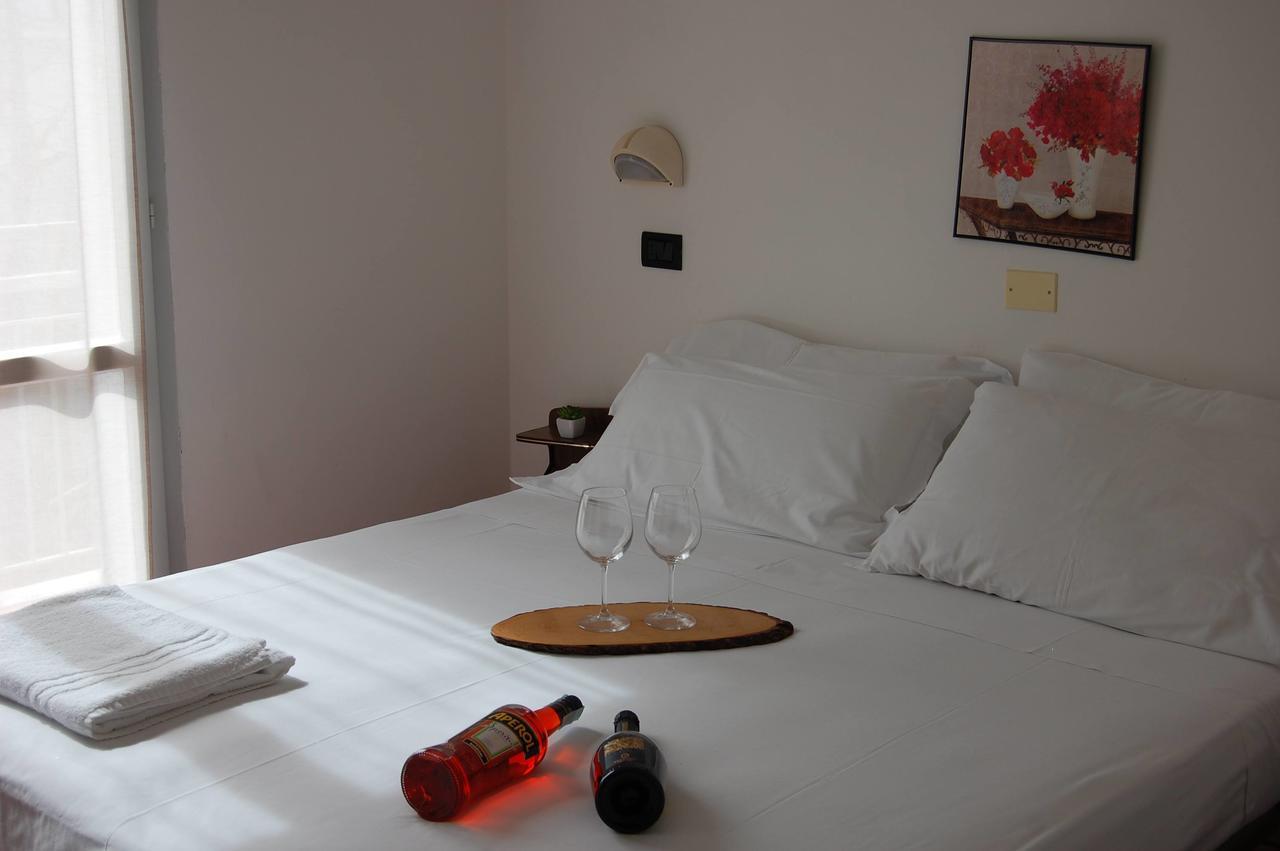 Hotel Flores Riccione Bagian luar foto