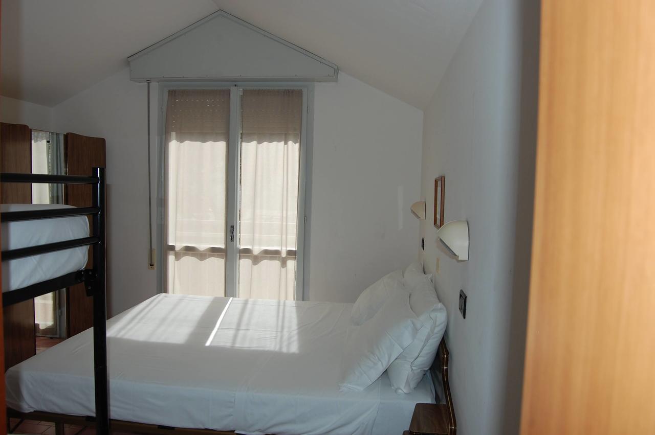 Hotel Flores Riccione Bagian luar foto