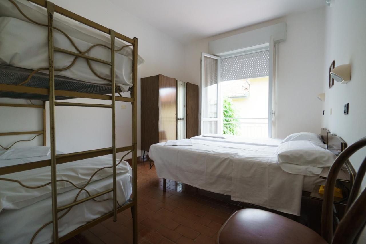 Hotel Flores Riccione Bagian luar foto