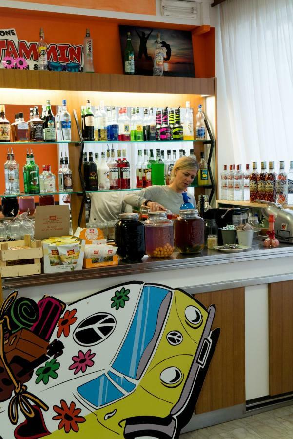Hotel Flores Riccione Bagian luar foto